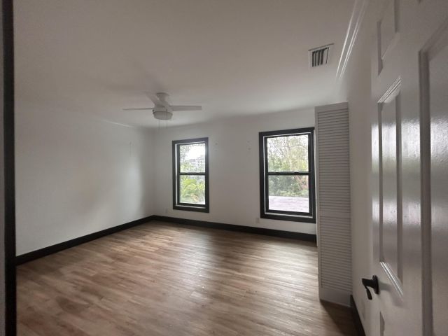 Продажа дома по адресу 2901 Embassy Drive - фото 6864969