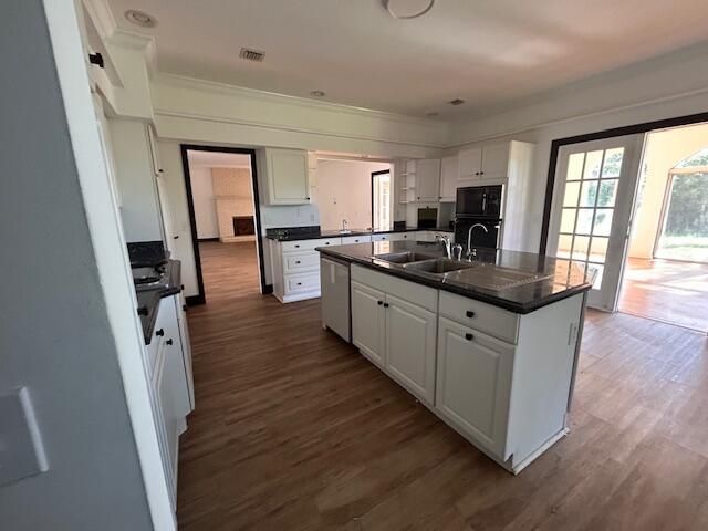 Продажа дома по адресу 2901 Embassy Drive - фото 6864979