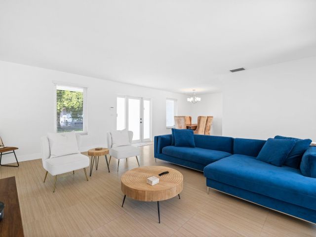 Дом в аренду по адресу 811 Capri Street - фото 6865200