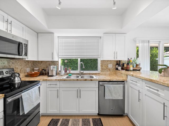 Дом в аренду по адресу 811 Capri Street - фото 6865204