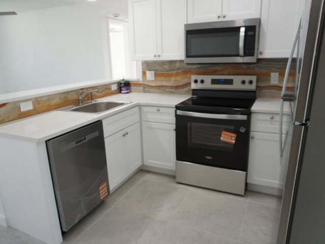 Дом в аренду по адресу 957 Lewis Drive - фото 6865276