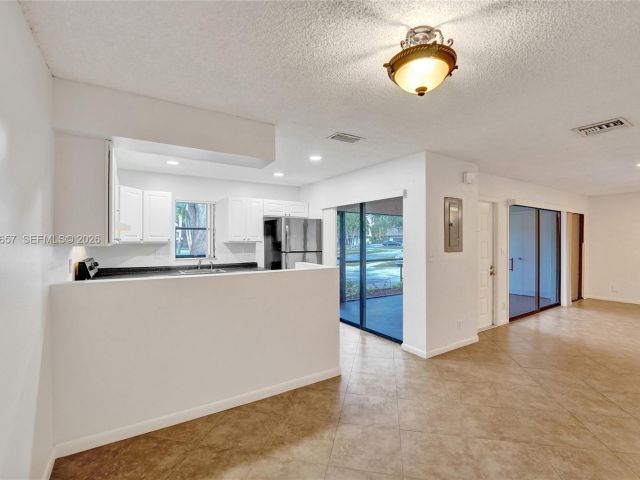 Дом в аренду по адресу 9340 SW 61st Way B - фото 7452787