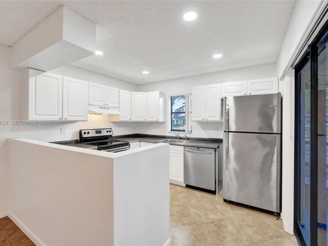 Дом в аренду по адресу 9340 SW 61st Way B - фото 7452788