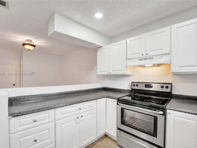 Дом в аренду по адресу 9340 SW 61st Way B - фото 7452790