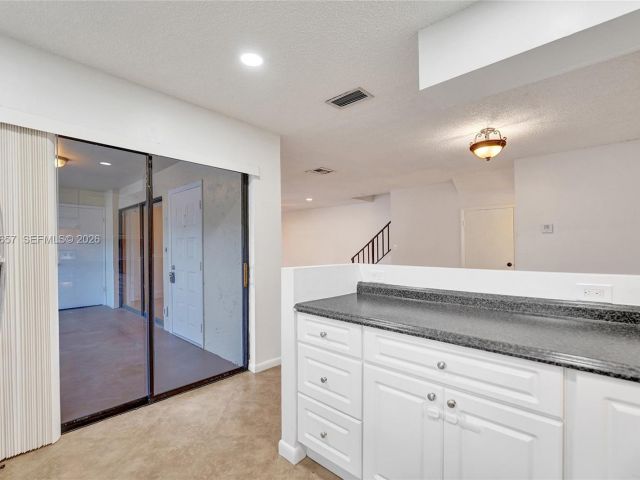 Дом в аренду по адресу 9340 SW 61st Way B - фото 7452791