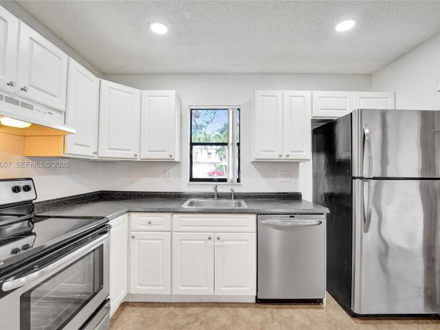 Дом в аренду по адресу 9340 SW 61st Way B - фото 7452792