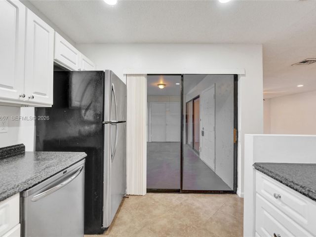 Дом в аренду по адресу 9340 SW 61st Way B - фото 7452793