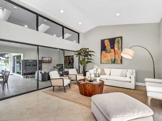 Дом в аренду по адресу 5800 SW 73rd Ave - фото 6868156