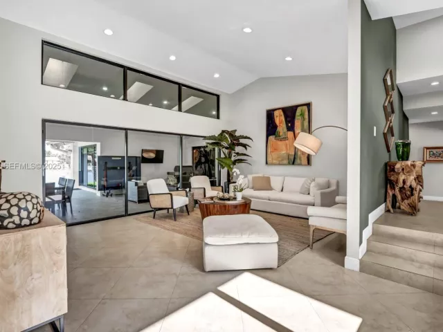 Дом в аренду по адресу 5800 SW 73rd Ave - фото 6868157