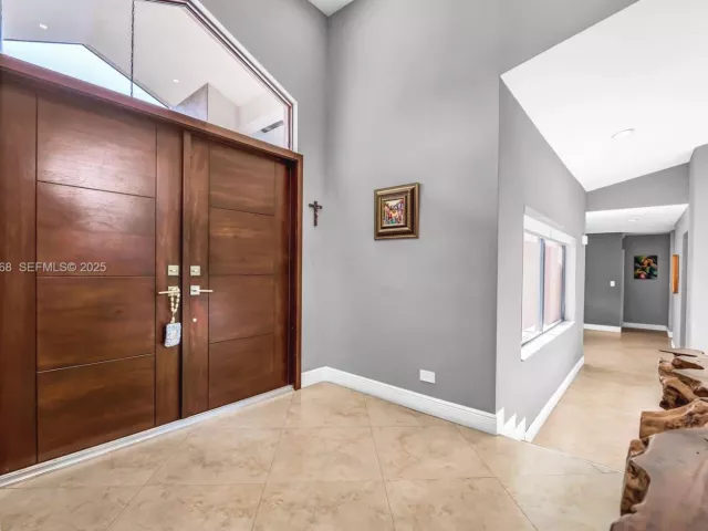 Дом в аренду по адресу 5800 SW 73rd Ave - фото 6868158