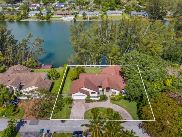 Дом в аренду по адресу 5800 SW 73rd Ave - фото 6868163