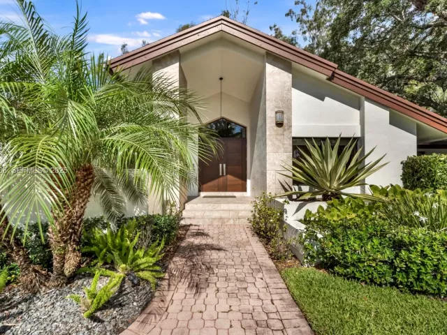 Дом в аренду по адресу 5800 SW 73rd Ave - фото 6868164