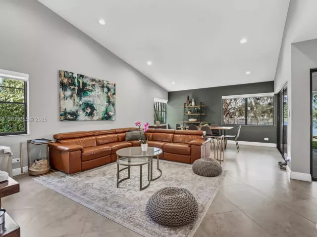 Дом в аренду по адресу 5800 SW 73rd Ave - фото 6868148