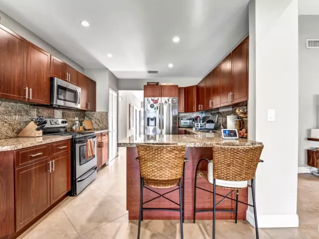 Дом в аренду по адресу 5800 SW 73rd Ave - фото 6868149