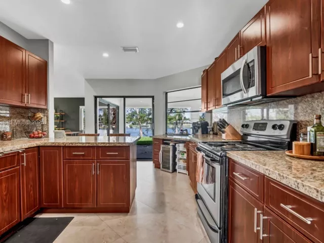 Дом в аренду по адресу 5800 SW 73rd Ave - фото 6868150