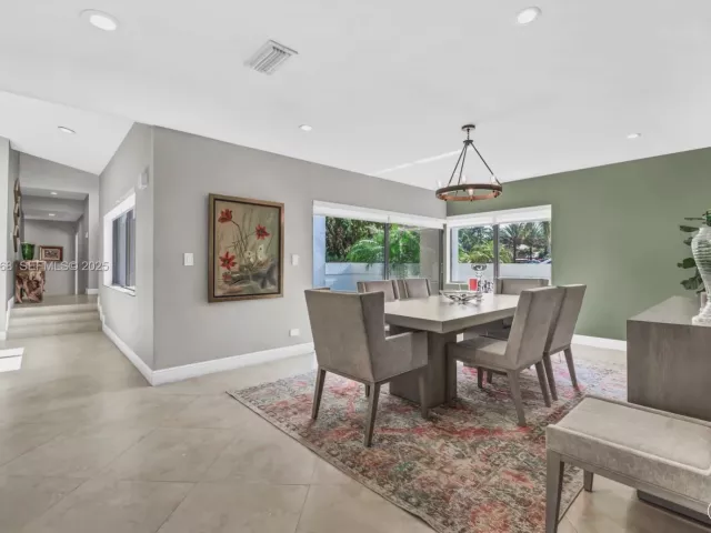 Дом в аренду по адресу 5800 SW 73rd Ave - фото 6868152