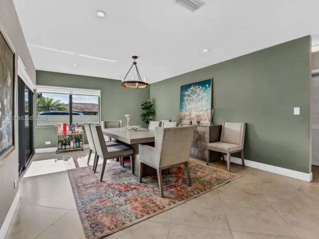 Дом в аренду по адресу 5800 SW 73rd Ave - фото 6868153