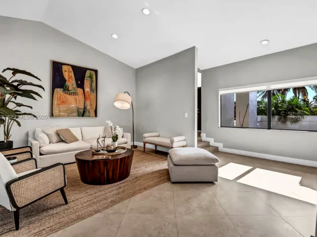 Дом в аренду по адресу 5800 SW 73rd Ave - фото 6868154