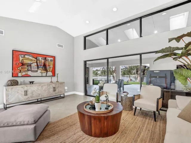 Дом в аренду по адресу 5800 SW 73rd Ave - фото 6868155