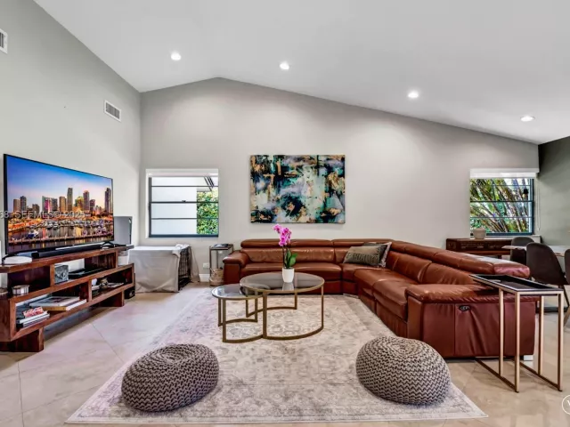 Дом в аренду по адресу 5800 SW 73rd Ave - фото 6868147