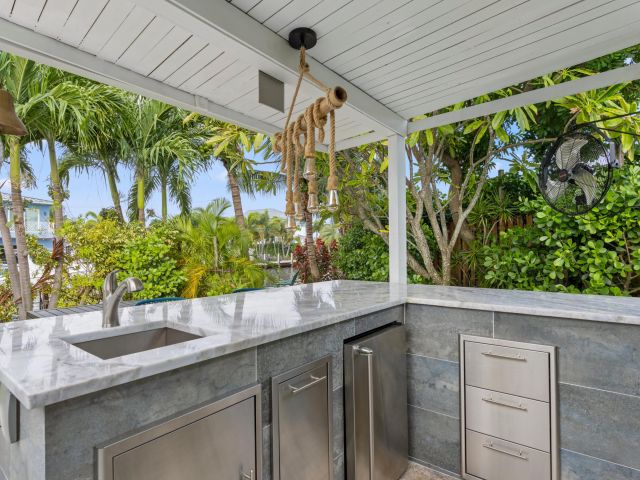 Дом в аренду по адресу 391 SE 7th Avenue - фото 6893518