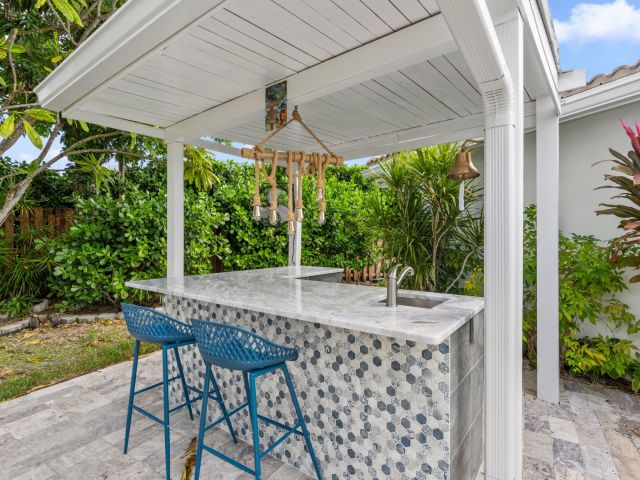 Дом в аренду по адресу 391 SE 7th Avenue - фото 6893519