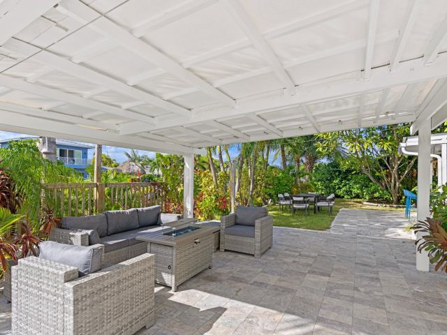 Дом в аренду по адресу 391 SE 7th Avenue - фото 6893520