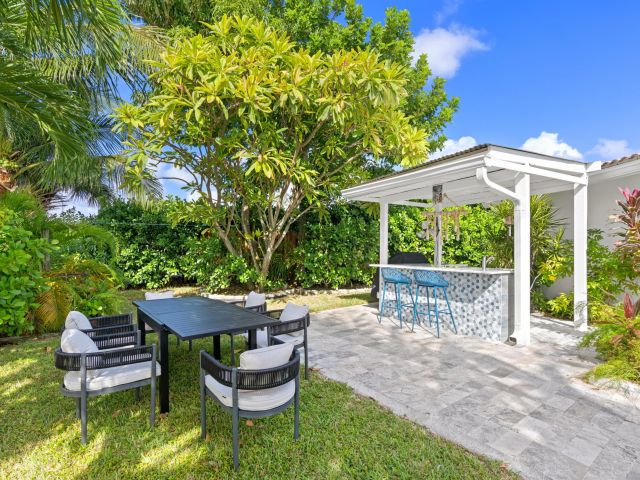 Дом в аренду по адресу 391 SE 7th Avenue - фото 6893521