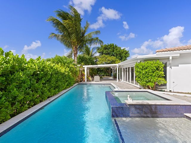 Дом в аренду по адресу 391 SE 7th Avenue - фото 6893525