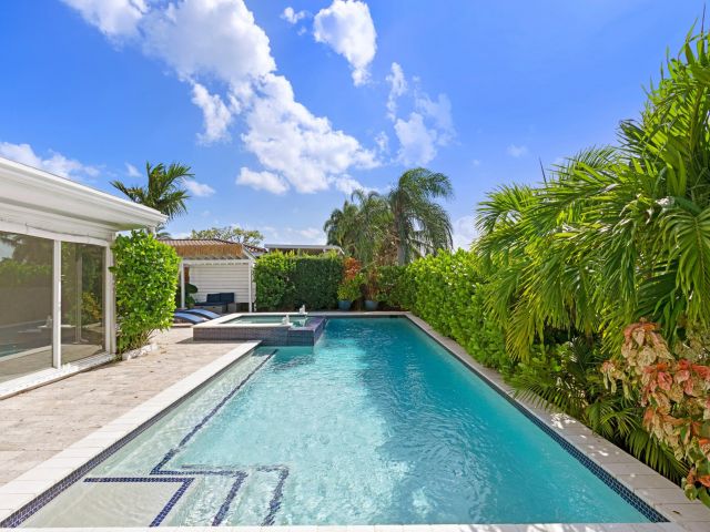 Дом в аренду по адресу 391 SE 7th Avenue - фото 6893526