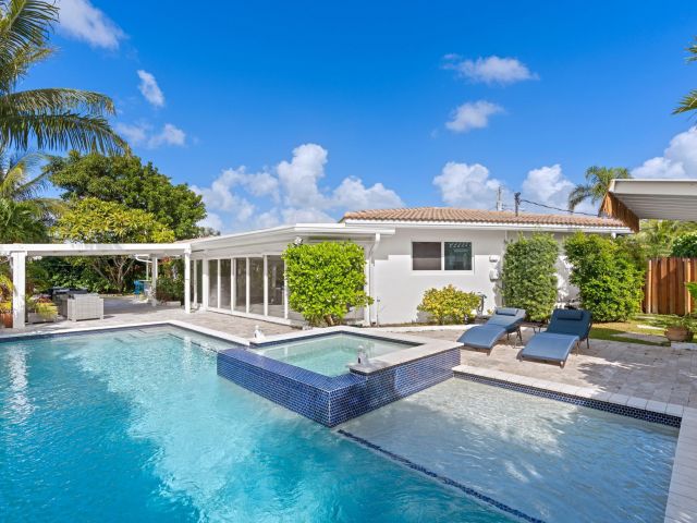 Дом в аренду по адресу 391 SE 7th Avenue - фото 6893527