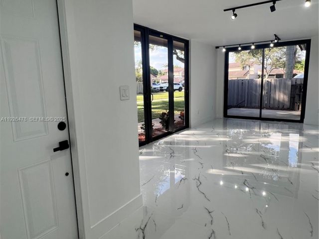 Продажа дома по адресу 20610 NE 7th Ct - фото 7513012