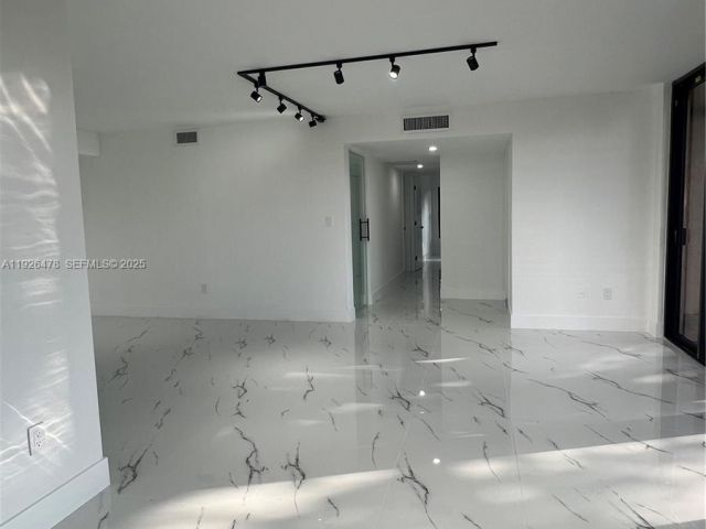 Продажа дома по адресу 20610 NE 7th Ct - фото 7513013