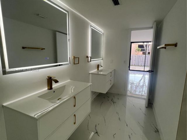 Продажа дома по адресу 20610 NE 7th Ct - фото 7513021