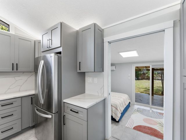 Продажа дома по адресу 1292 SW 25th Avenue - фото 6876095