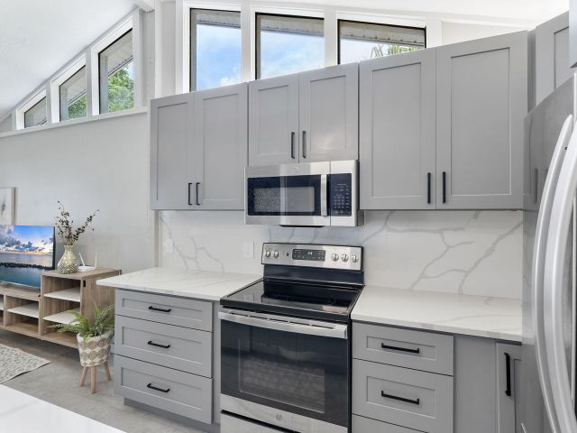 Продажа дома по адресу 1292 SW 25th Avenue - фото 6876097