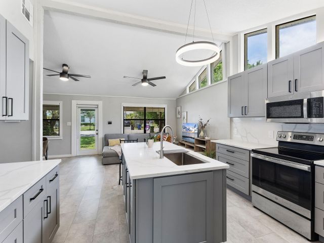 Продажа дома по адресу 1292 SW 25th Avenue - фото 6876098