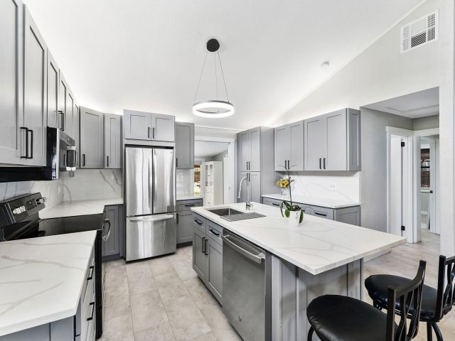 Продажа дома по адресу 1292 SW 25th Avenue - фото 6876099