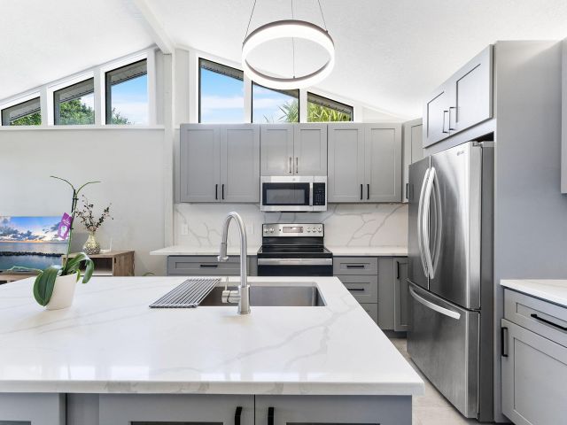 Продажа дома по адресу 1292 SW 25th Avenue - фото 6876100