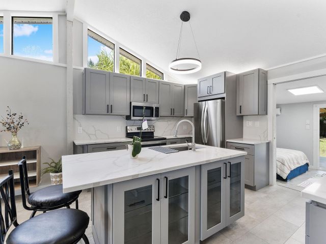 Продажа дома по адресу 1292 SW 25th Avenue - фото 6876101