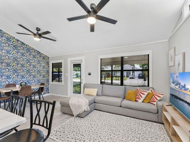 Продажа дома по адресу 1292 SW 25th Avenue - фото 6876103