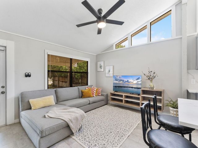 Продажа дома по адресу 1292 SW 25th Avenue - фото 6876104