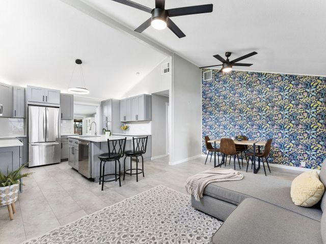 Продажа дома по адресу 1292 SW 25th Avenue - фото 6876105