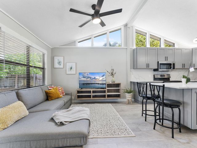 Продажа дома по адресу 1292 SW 25th Avenue - фото 6876106