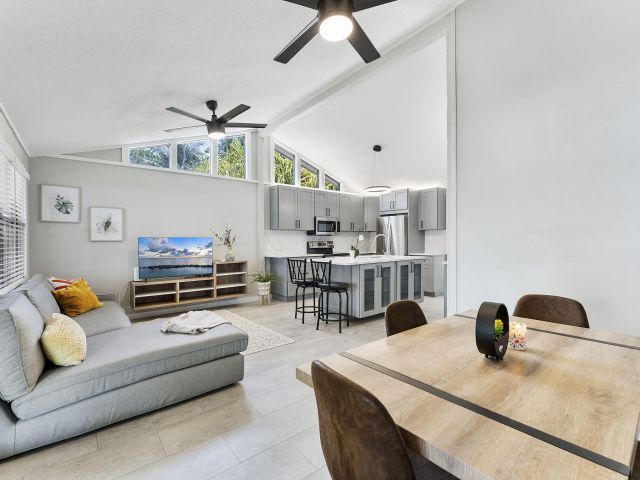 Продажа дома по адресу 1292 SW 25th Avenue - фото 6876107