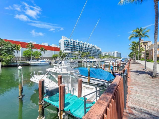 Продажа дома по адресу 2871 NE 185th St 205 - фото 7504000