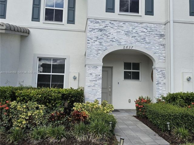 Дом в аренду по адресу 2637 SE 17th St 2637 - фото 7494868