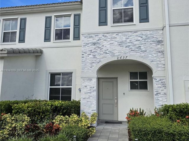 Дом в аренду по адресу 2637 SE 17th St 2637 - фото 7494870