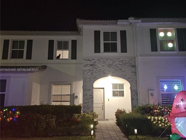 Дом в аренду по адресу 2637 SE 17th St 2637 - фото 7494872