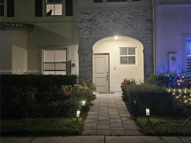 Дом в аренду по адресу 2637 SE 17th St 2637 - фото 7494874